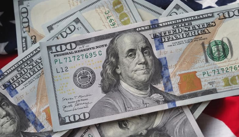 Tras resultado electoral, dólar frena su ascenso y mercados globales están expectantes al avance de Ómicron