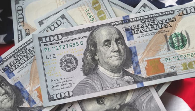 Dólar mantiene tendencia a la baja y se cotiza en torno a los $810