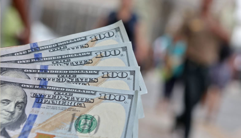 Dólar cierra en $810, mercado y gremios califican como positivo el arribo de Marcel a Hacienda