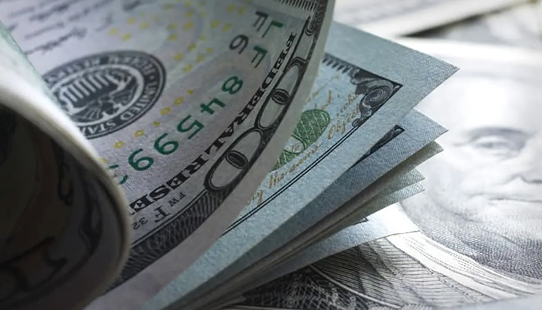 Dólar inicia jornada en $828 y los inversionistas esperan datos de la Convención