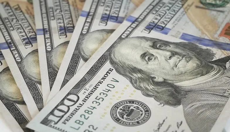 Dólar supera la barrera de los $800 y opera a la baja al finalizar la jornada