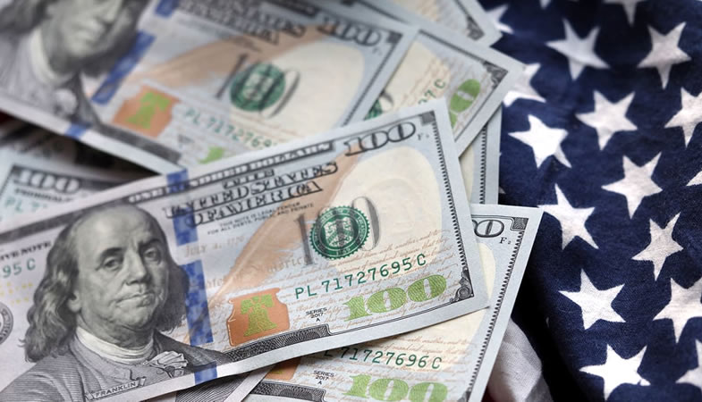 Dólar supera los $830 tras subida de tasas de la Fed