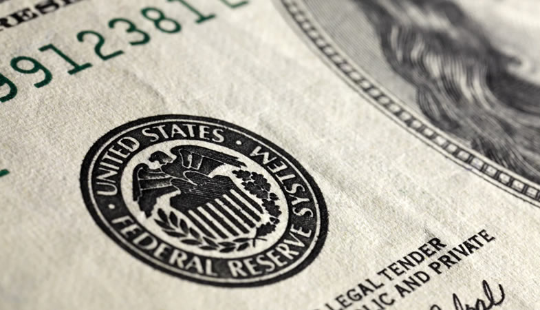 Dólar anota quinta alza consecutiva tras histórico aumento de tasas en EE.UU