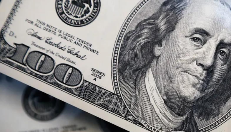 Dólar comienza la semana al alza ante presiones locales y globales