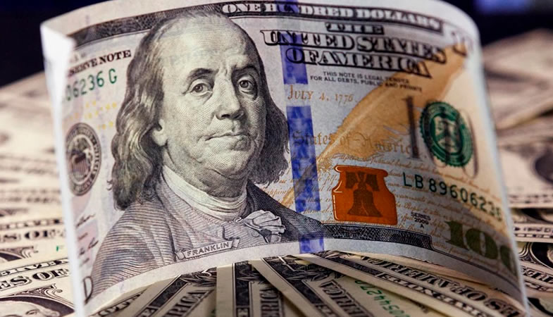 Dólar modera alza y cierra sobre los $877