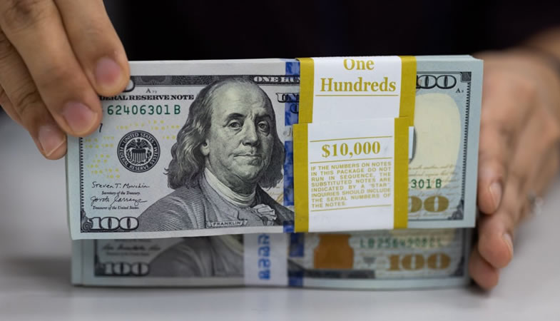 Dólar retrocede casi $52 y se ubica bajo los $890