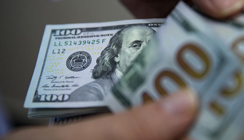 Dólar cae y cierra bajo los $800 ante contingencia económica de Estados Unidos
