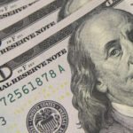 Dólar continúa su ascenso y supera los $860 en la apertura