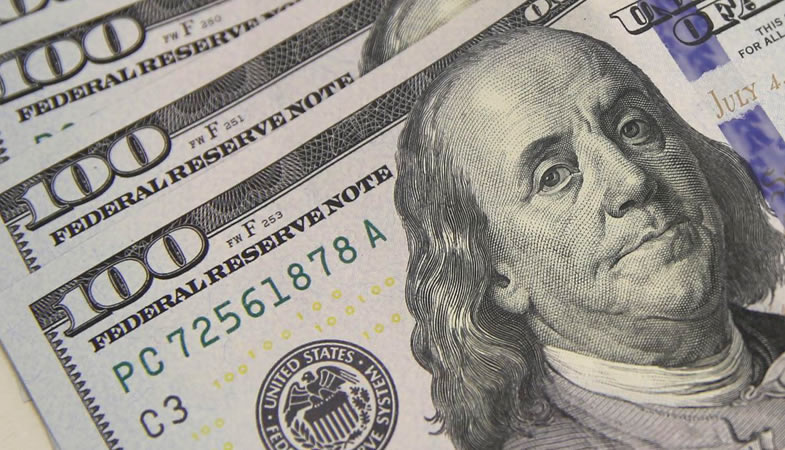 Dólar continúa su ascenso y supera los $860 en la apertura
