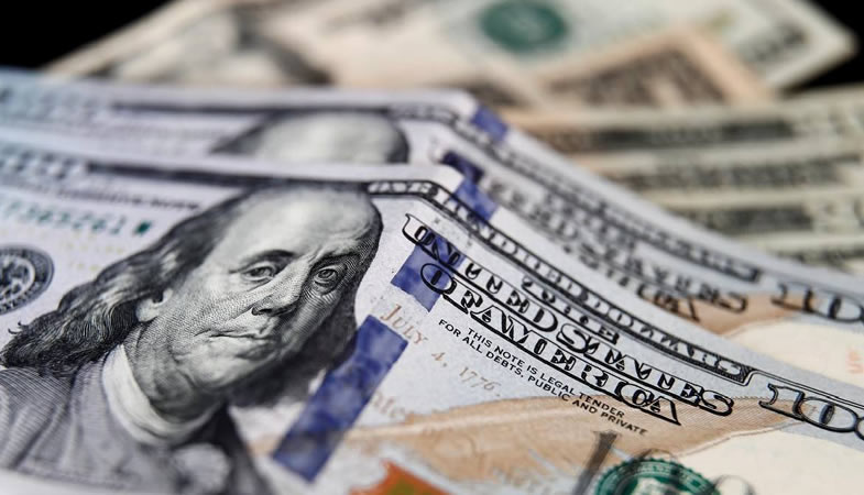 Dólar cae y cierra en $876 tras anuncios de la Fed