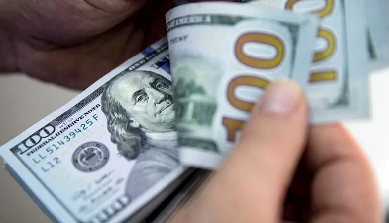 Dólar cierra al alza y bordea los $990 tras cifras económicas de China