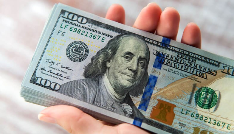 Dólar retrocede por presiones externas tras débiles datos de empleo en EE.UU