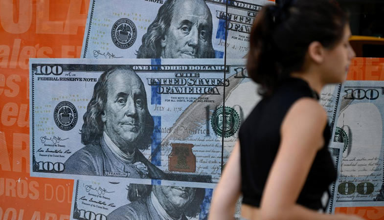 El dólar anota alza de $10 en medio de la volatilidad internacional y el retroceso del cobre